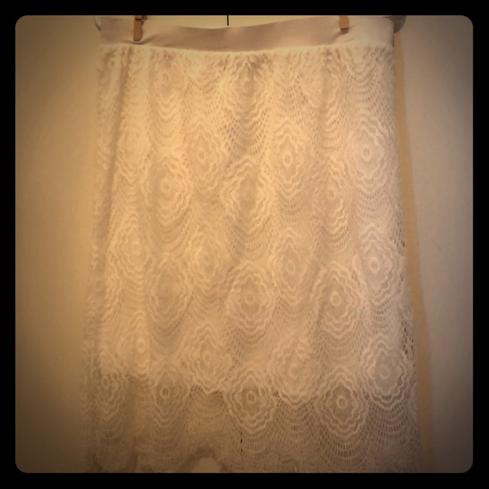 ⭕️ New white lacey skirt 💕